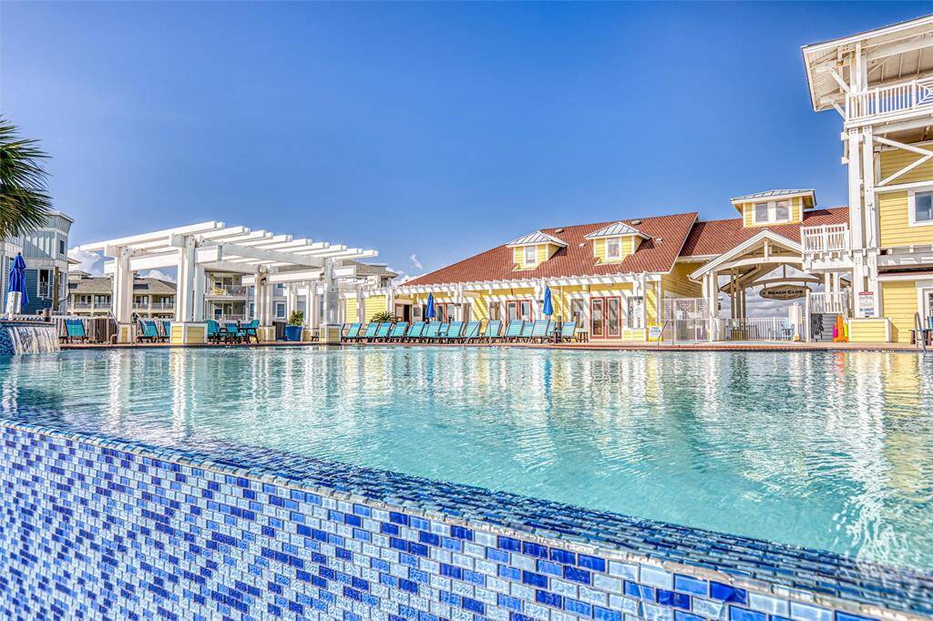 The crystal-clear infinity pooloffers an unobstructed view ofthe Gulf, providing the perfectbackdrop for relaxation.