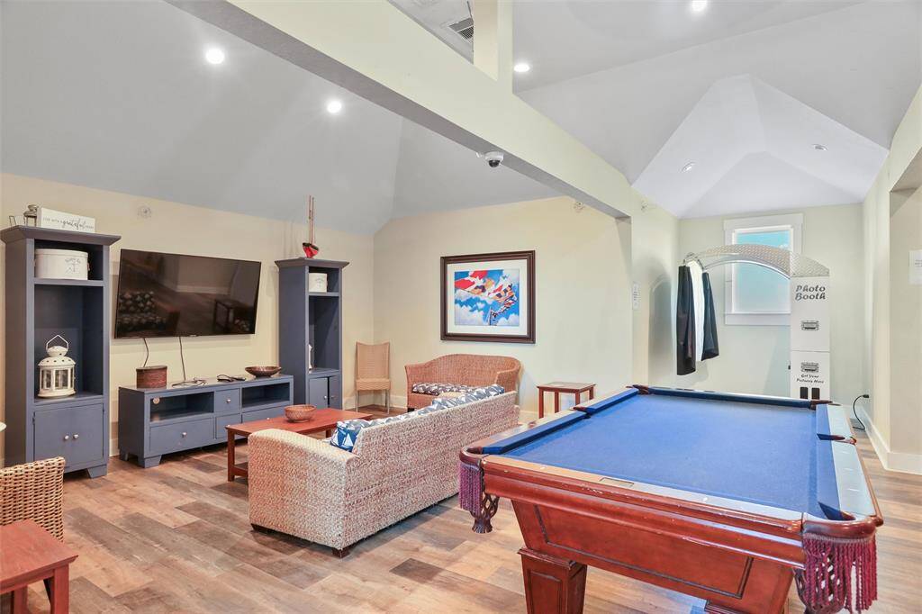 Unwind in the game room with abig-screen TV and pool table,making it the perfect gatheringspace for socializing andrelaxation.