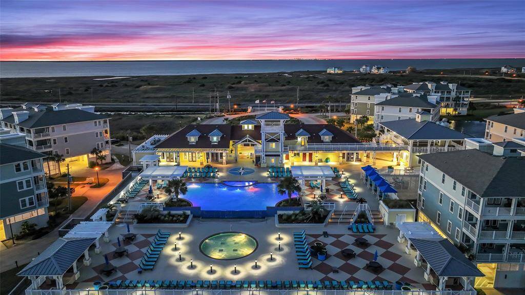 The Beach Club lights up asdusk falls, with a glowing pooland vibrant skies setting theperfect scene for an evening ofrelaxation and enjoyment.