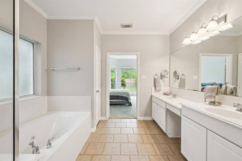 Primary bath w/sep shower and jetted garden tub