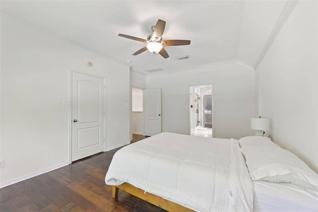 Primary bedroom with direct access to the ensuite.