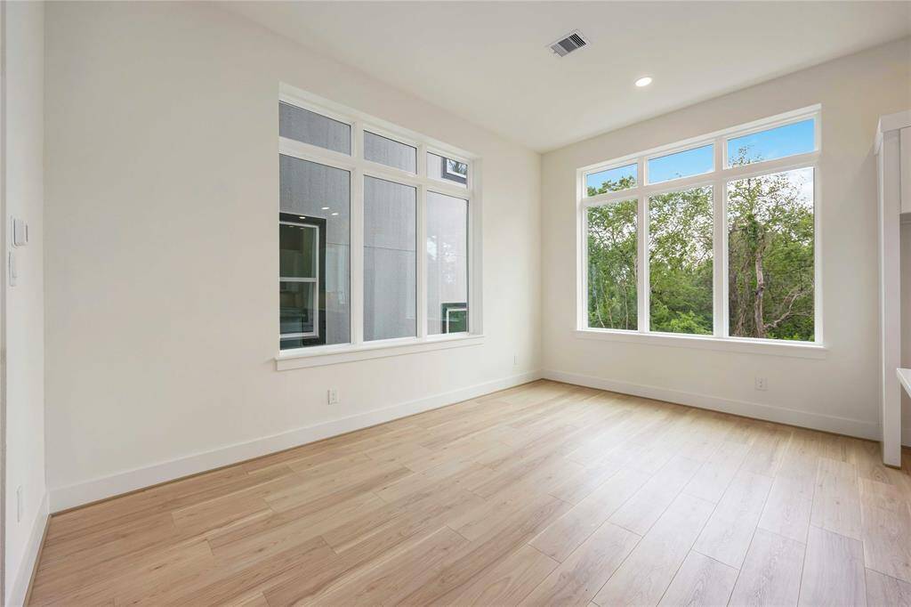 From the dining space, surrounded by windows on two sides, you can enjoy a tree-top view or look onto the covered balcony.