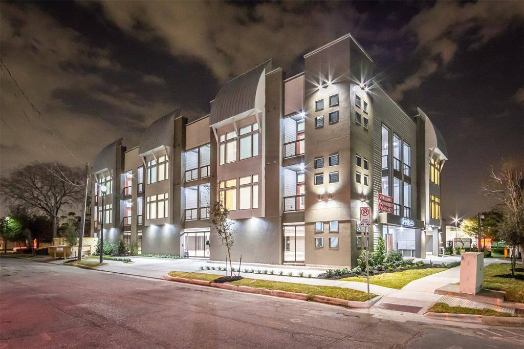 Located in one of 5 smaller buildings that comprise this boutique hotel style community. These studio/loft units are rarely available.  There are shared amenities including two pools, two fitness areas with high end equipment, outdoor areas with grills, work from home spaces with printers and computers. There is an off leash area for dogs though you will see so many people walking their pets around.