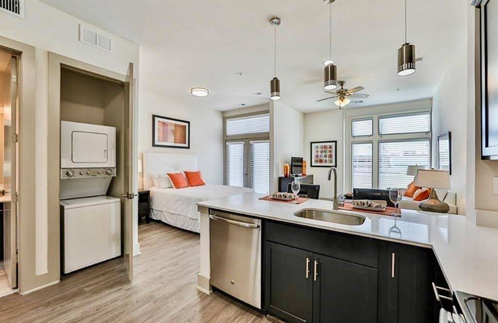 10 feet ceilings and an abundance of nature light from the large windows and transom windows. Washer dryer, stainless kitchen, hard surface flooring throughout. Pendant lighting over the dining bar, lots of kitchen storage. I have been involved in loft sales and rental since the 90’s when Houston finally caught on.This is a great plan!