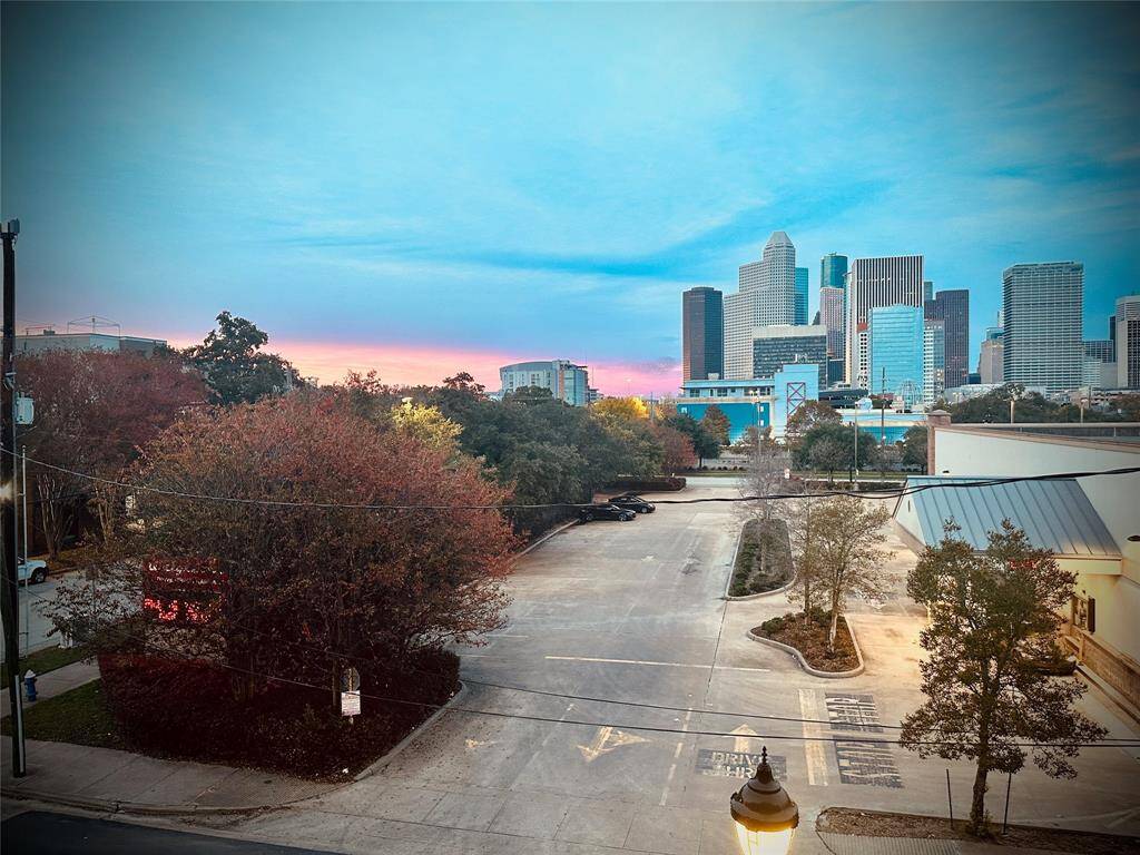 Downtown view from this awesome studio!!!!With a 91 walkability score, this boutique Hôtel styled property is spread out over 5 blocks. Located in Montrose with easy access to Downtown, Toyota Center, Minute Maid Park, theaters!  Quick freeway access to other parts of the City! Walkable to the MetroRail