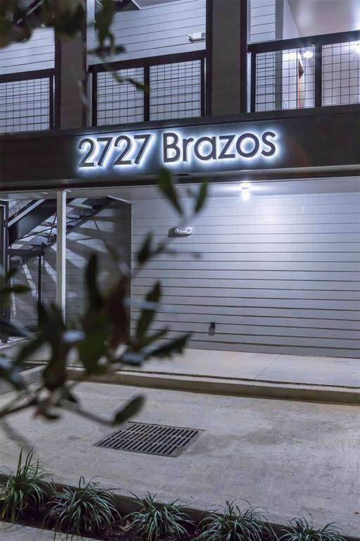 With a 91 walkability score, this boutique Hôtel styled property is spread out over 5 blocks. Located in Montrose with easy access to Downtown, Toyota Center, Minute Maid Park, theaters!  Quick freeway access to other parts of the City! Walkable to the MetroRail