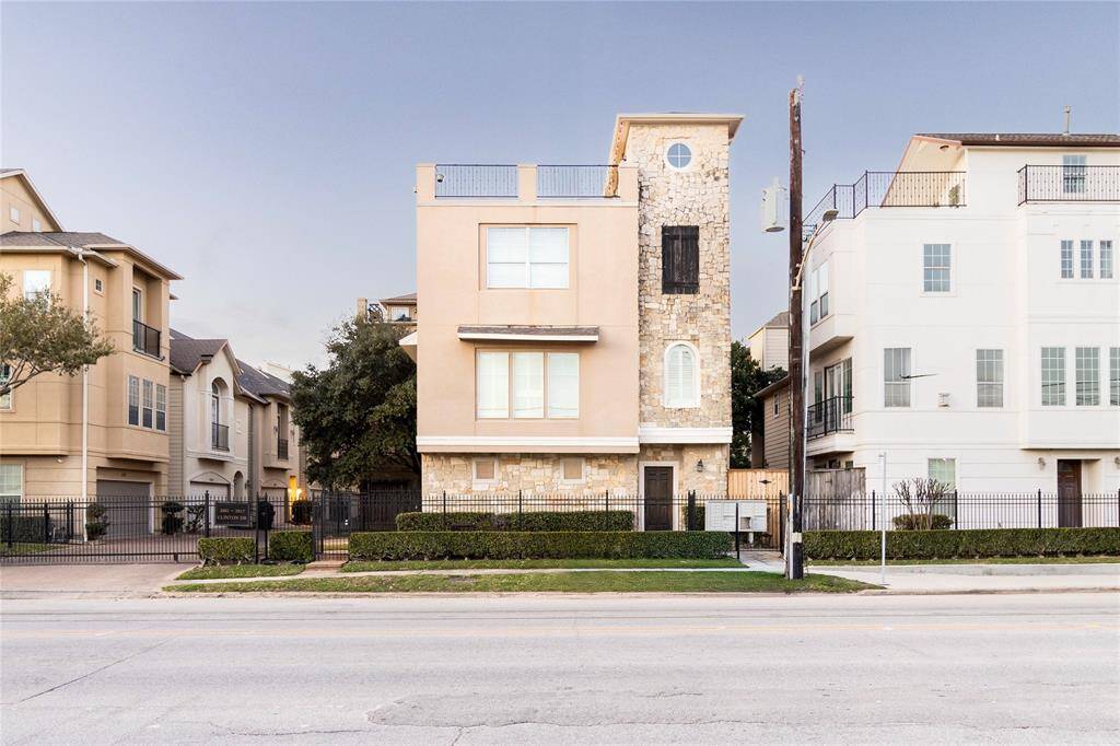 Welcome to 2803 Clinton! Located on the corner with convenient access to street parking