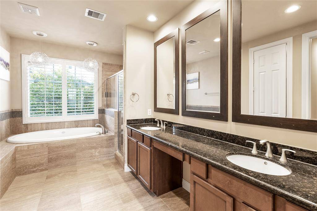 primary en-suite bathroom with dual vanity sinks