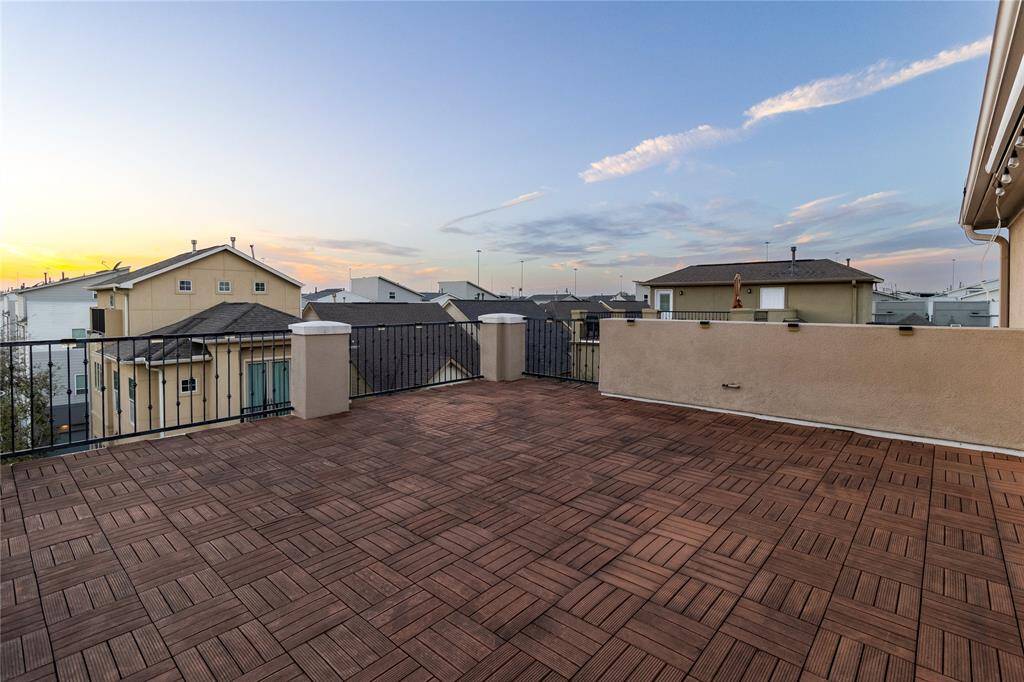 Plenty of space to create your outdoor living area~