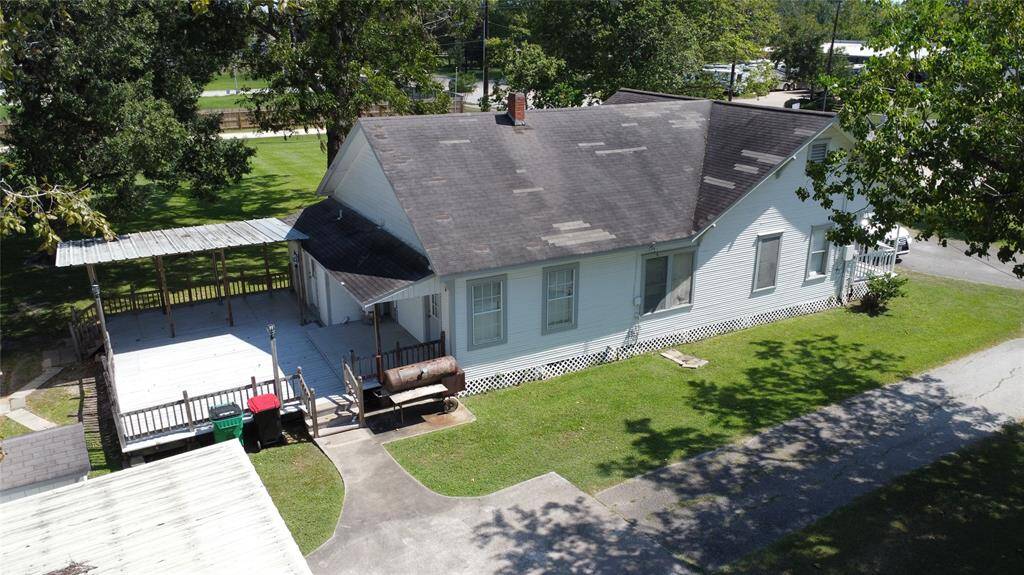 Side view of home, with HUGE back deck
