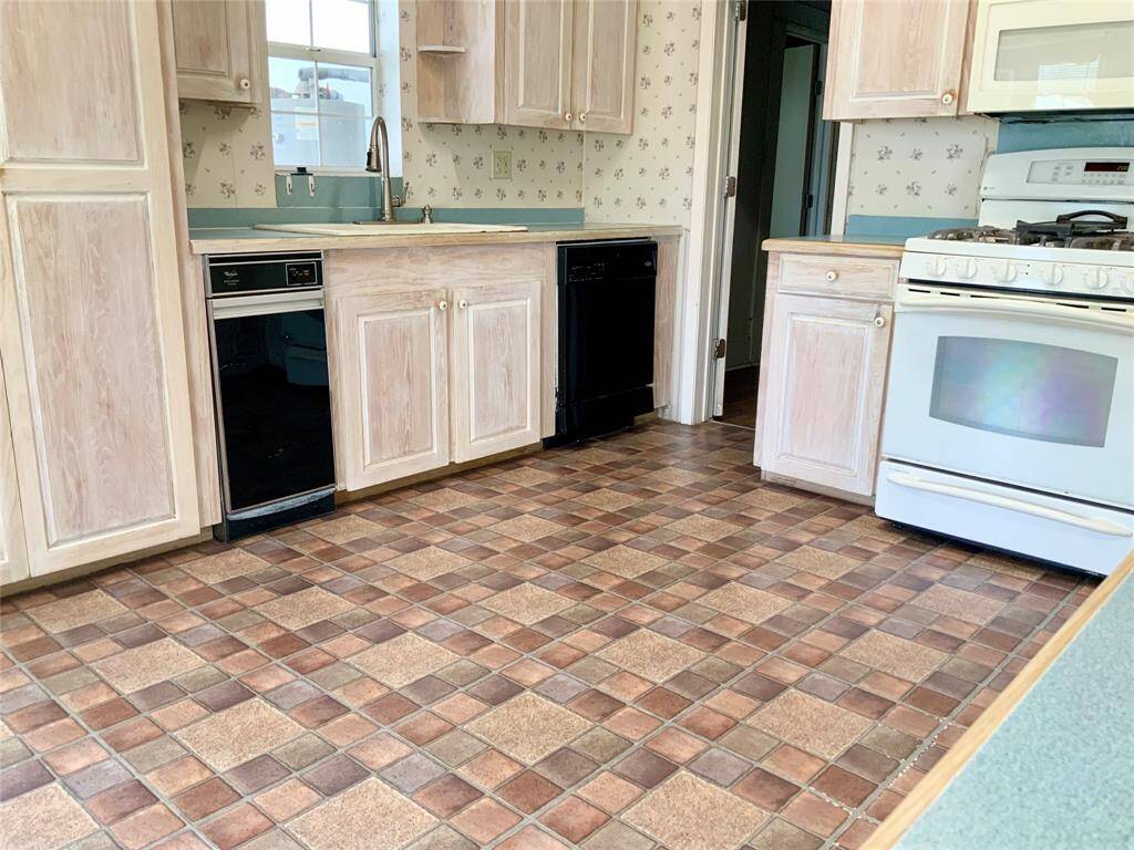 Kitchen cabinets and lots of space