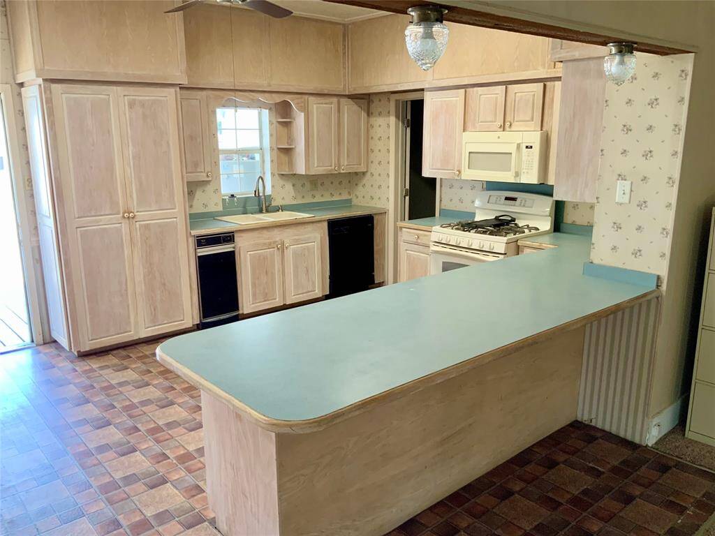 Very nice kitchen!