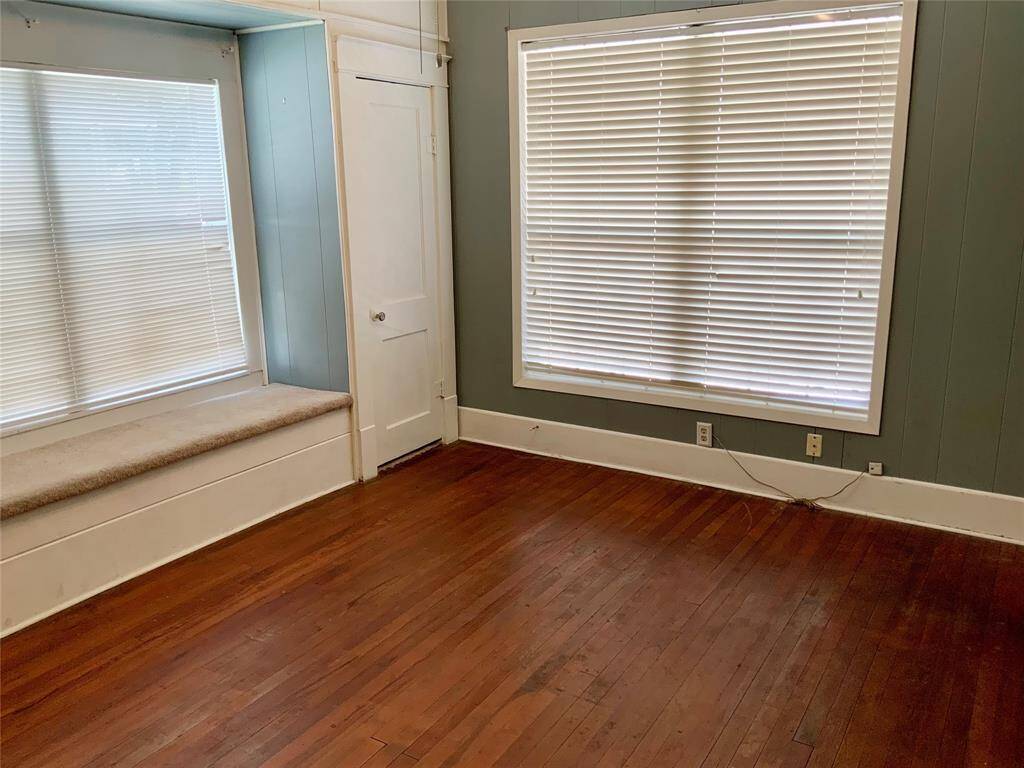Bedroom 1 - I love that sitting bench that is also storage space