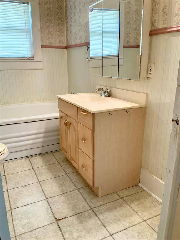Full bathroom 1