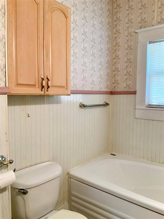 Full bathroom 1
