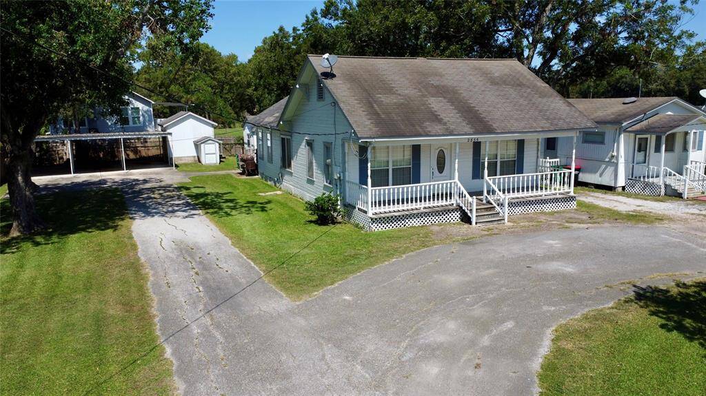 The driveway goes all the way to the covered carport. Very nice!