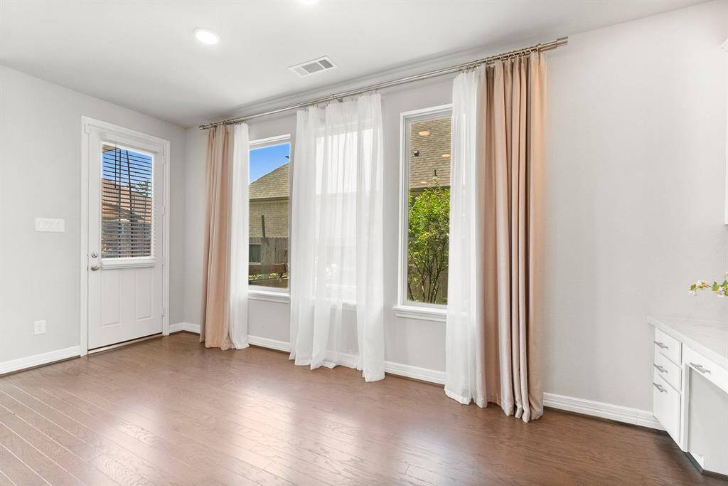 A door leading to backyard entertaining area is located in the breakfast room