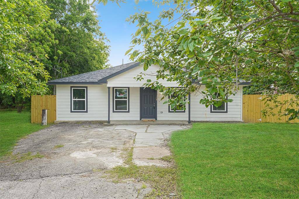 Welcome home, The front of this property offers so much space to design the driveway of your dreams.