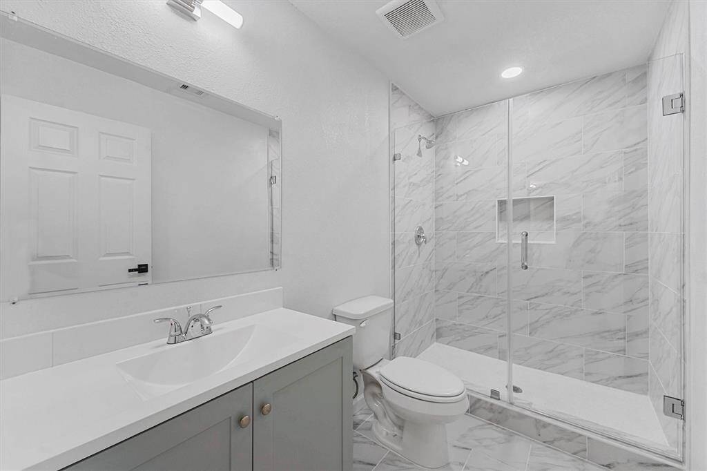 Second full bath off the hallway