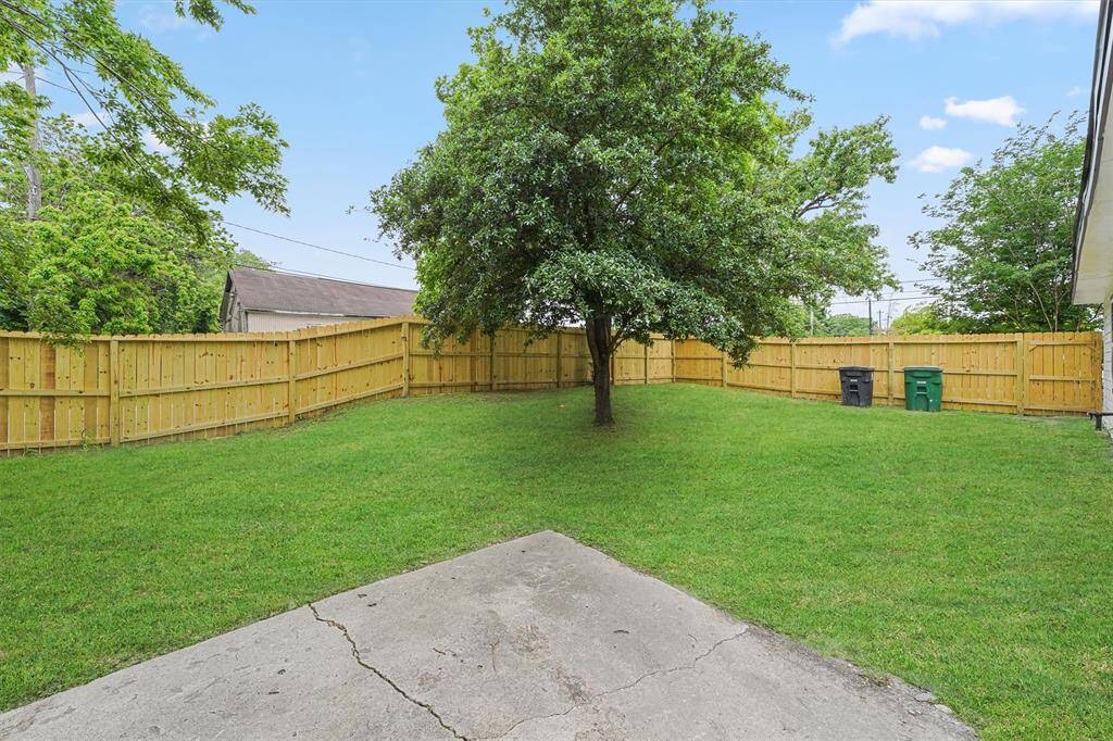next to your back porch area you have this Spacious back yard with grass for your pets or kids to run around!