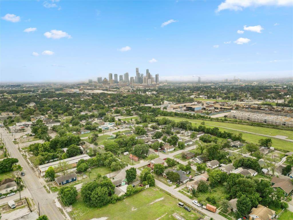 Just a quick commute to Downtown, This property is only going to appreciate over the next  year!