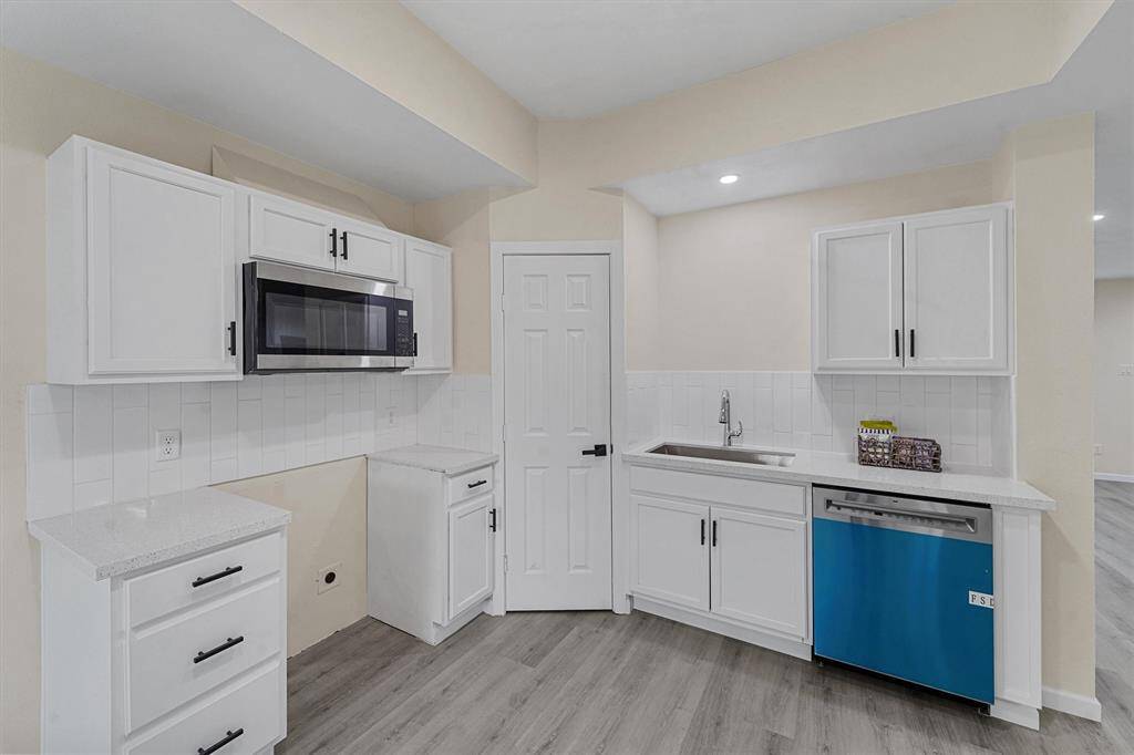Beautiful white and airy kitchen with brand new appliances