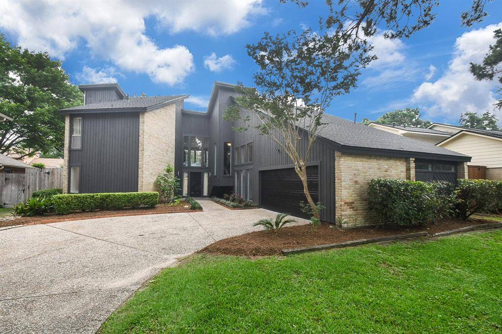 The side entry garage enhances the curb appeal. So do those 2024 roof shingles!