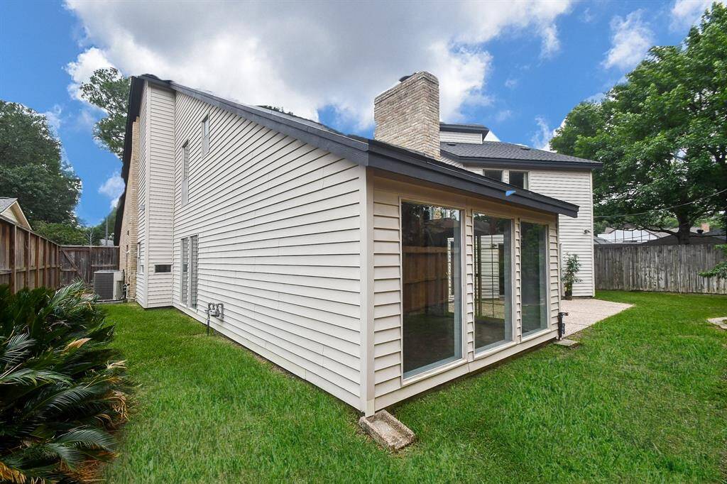 The separate side yard is a sensible use of space!