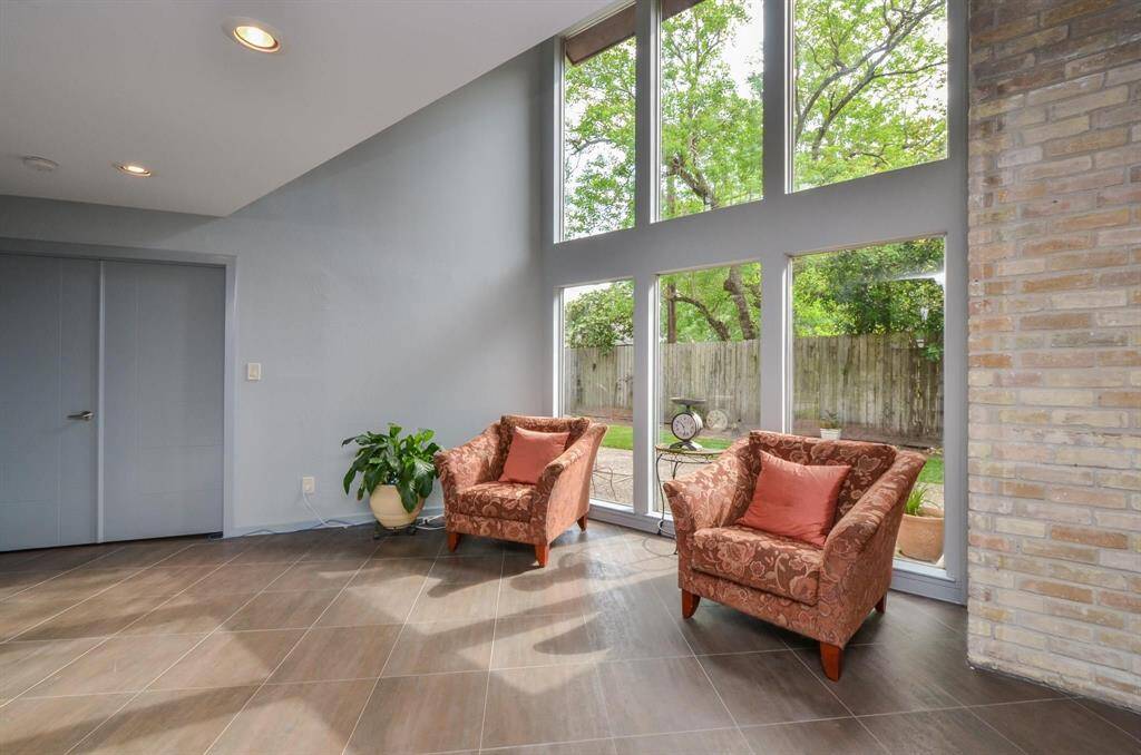 Formal area at the entry. It would also be ideal for a piano!