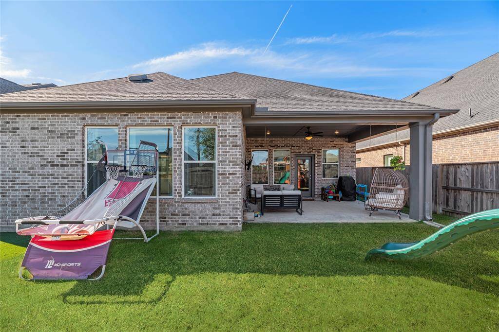 This is a great backyard for the week-end hangouts and letting the kids run around.