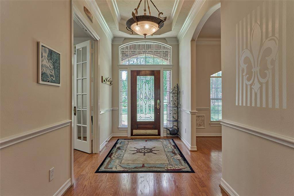 The entrance features crown molding and a trey ceiling.
