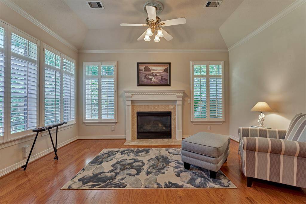 This peaceful area is ideal for setting up exercise equipment, accommodating a newborn, or creating a reading nook.