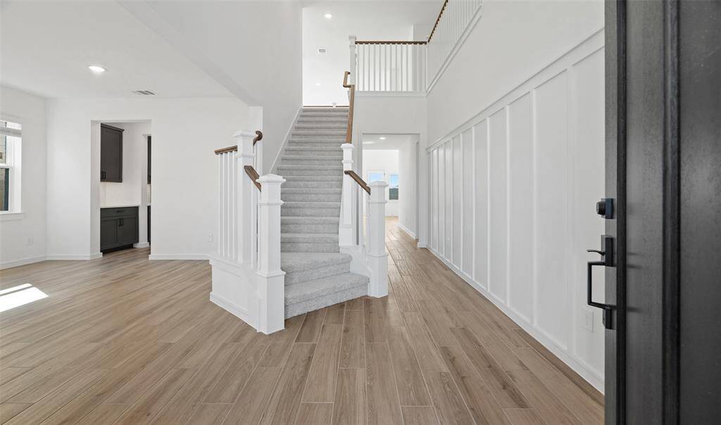 Welcoming foyer (*Photo not of actual home and used for illustration purposes only.)