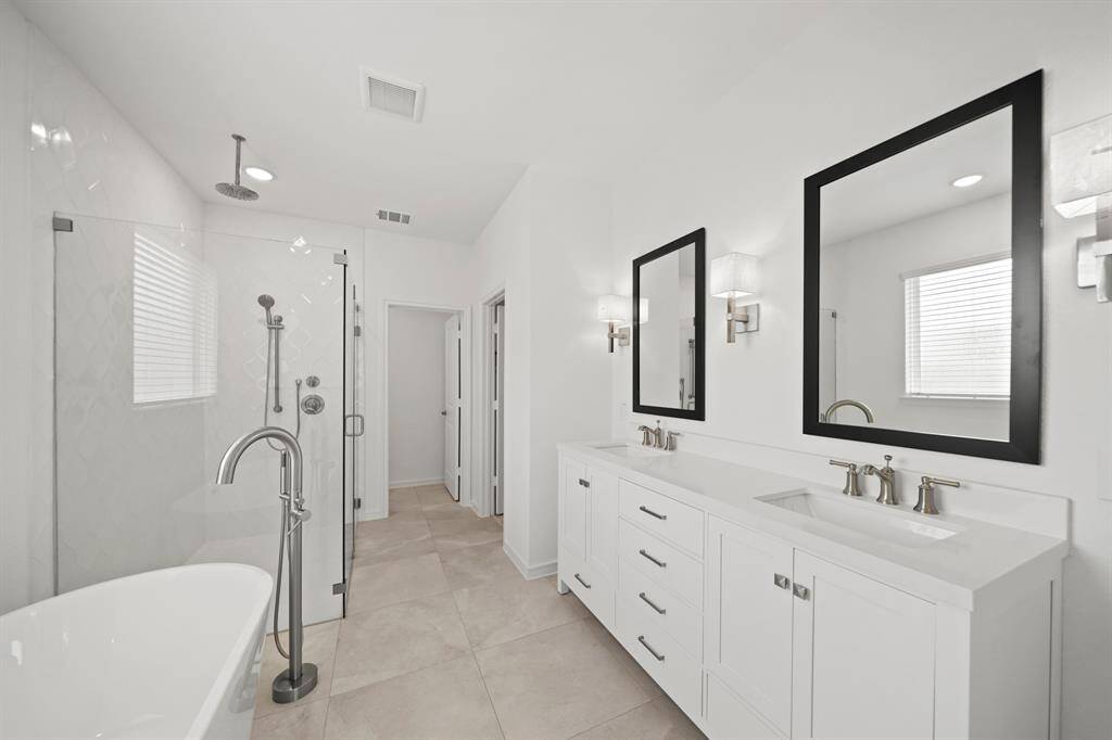 Relaxing primary bath (*Photo not of actual home and used for illustration purposes only.)