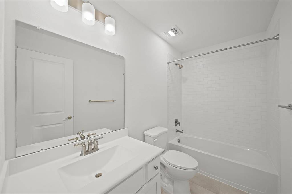 Hall bath (*Photo not of actual home and used for illustration purposes only.)