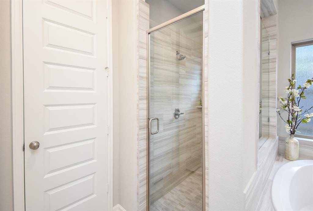 Over sized shower with upgraded tile floor in accent mosaic tile