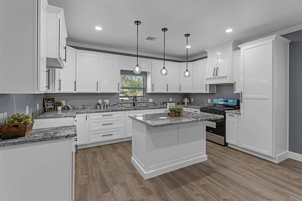 This kitchen offers cabinets that are made to last and for heavy duty storage. The builder made sure to install self-levelers in each cabinet to make sure heavy storage is not an issue. These cabinets are sure to last!