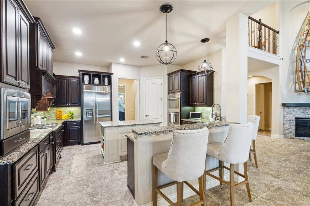 Breakfast bar and ample cabinet space for storage