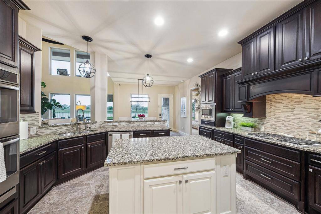 Kitchen partially open to the breakfast room for an easy way to hang out with familly or friends