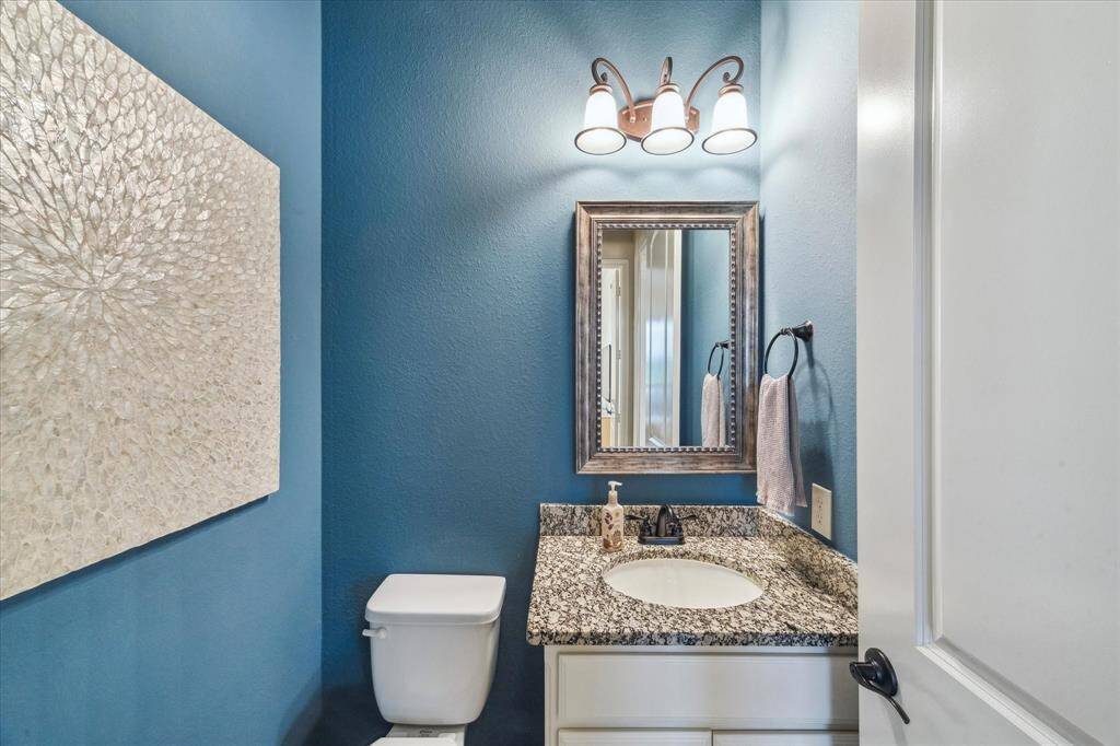 Vibrant half bathroom, downstairs