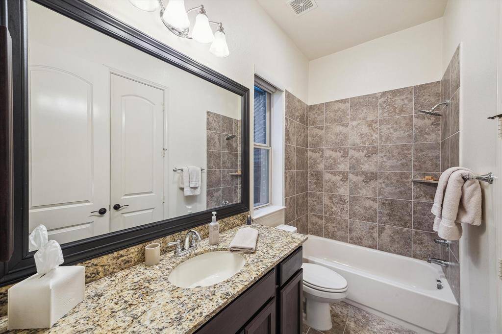 Upstairs tub/shower combo bathroom