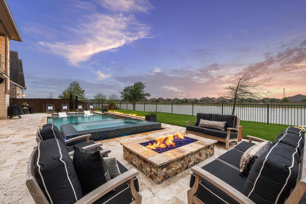 Private oasis with no neoghbors across the lake.