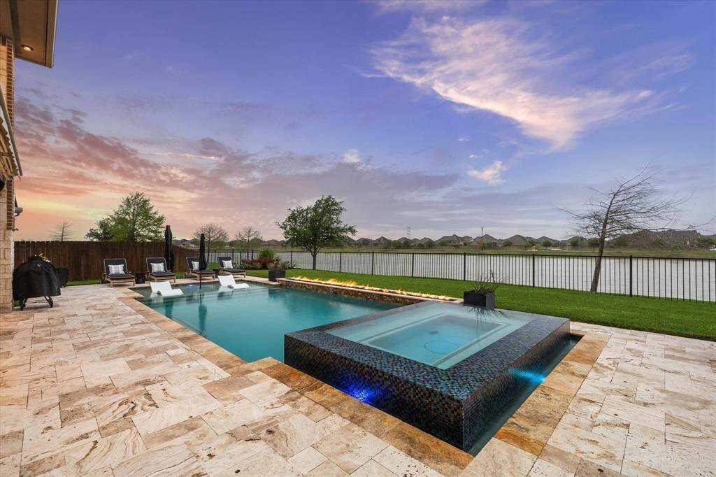 Hot tub/spa for the cooler nights or the nigths you just need a hot spa to relax in.