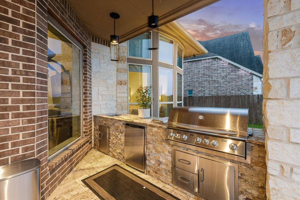 Outdoor kitchen to grill up a tasteful dinner to eat outside under the coverd patio.