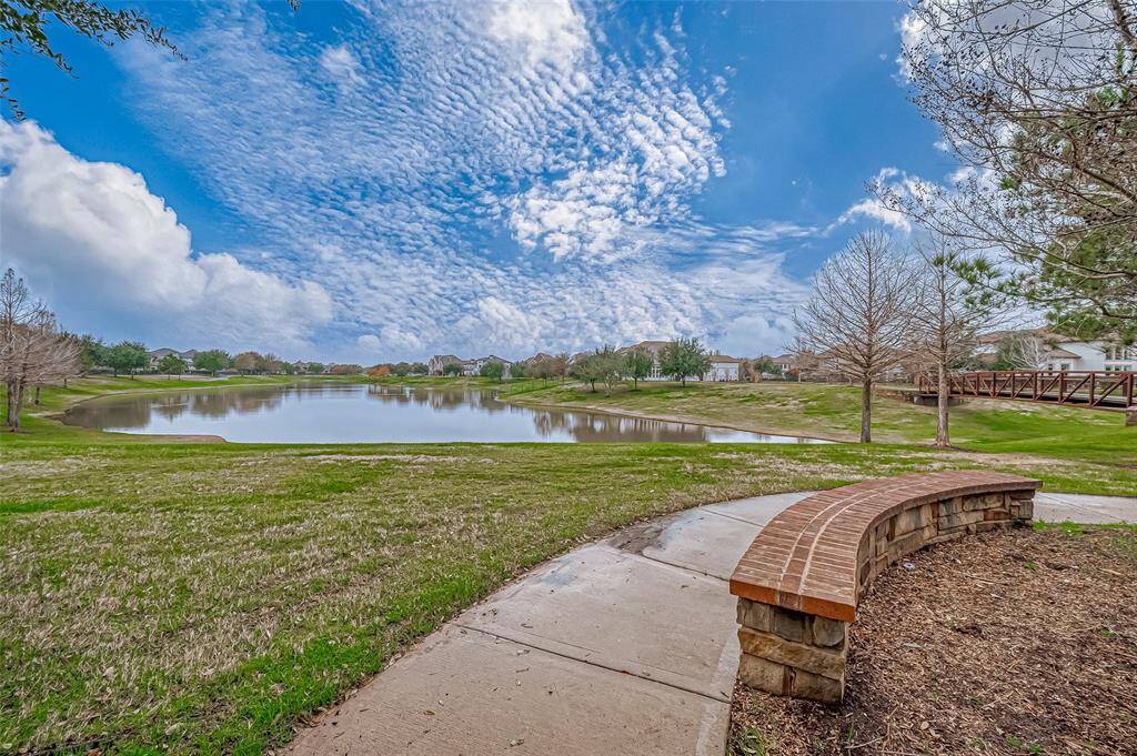 Enjoy the scenic neighborhood walking trails and peaceful lakes, perfect for a refreshing stroll or a moment of relaxation in nature.