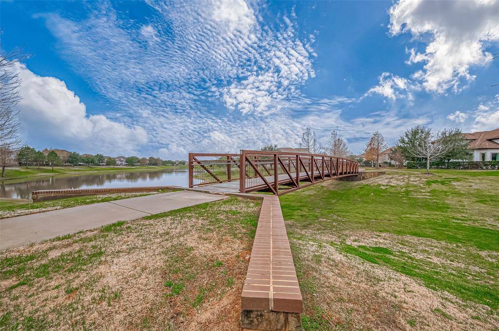 Capture some fun photos and take in the beauty of nature from this charming bridge, the perfect spot for a peaceful moment or a picturesque stroll.