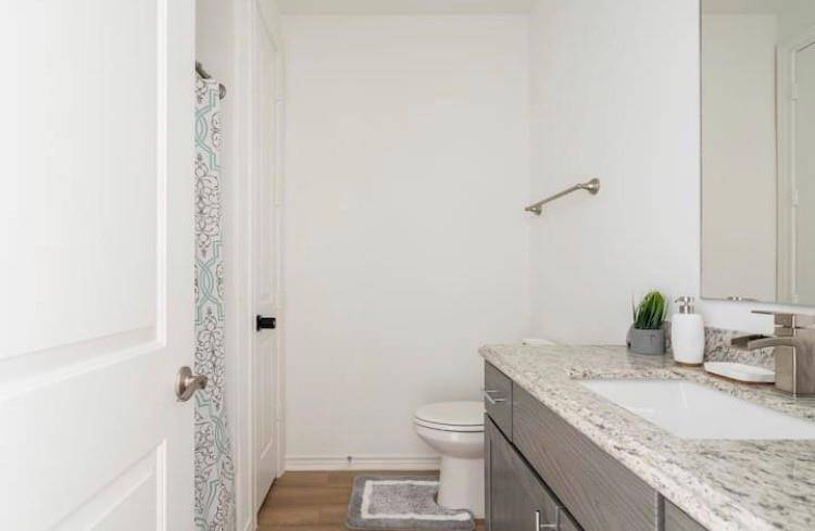 En-suite bathroom 2nd flr