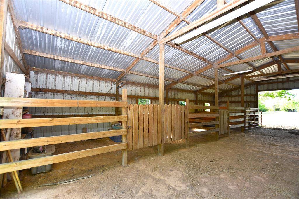 Thoughtfully constructed with durability and convenience in mind, it’s the perfect hub for horse care and equestrian activity.
