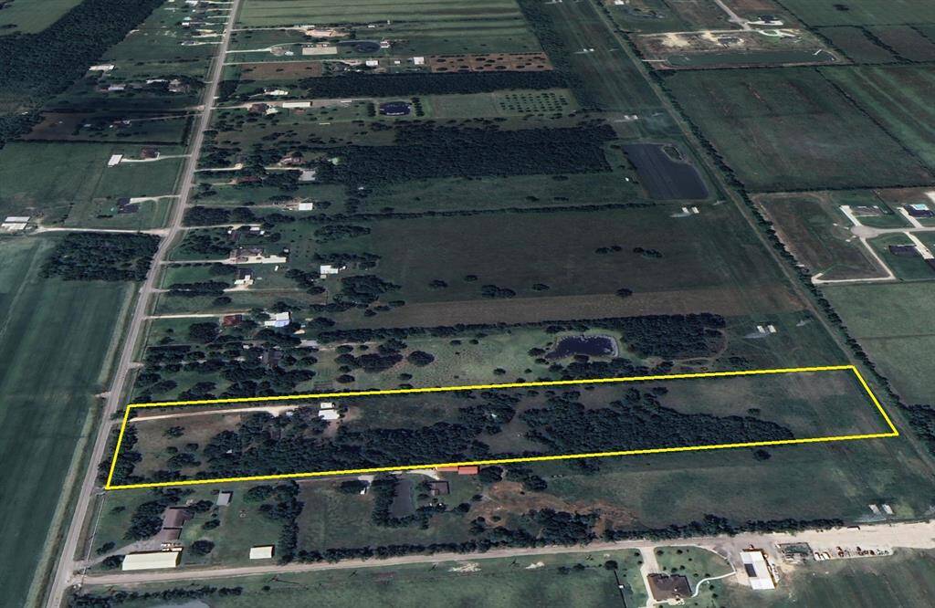 From above, you can truly appreciate the size of the land, the thoughtful placement of the home and outbuildings, and the overall privacy it offers.