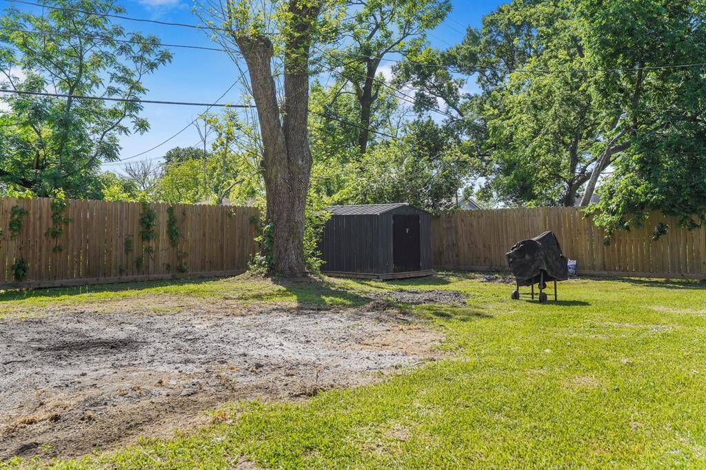 Large fully fenced back yard